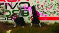 
« Année 2006, Oaxaca, Mexique. Une grève de professeurs est réprimée de manière brutale par le gouvernement local. La population décide alors d’expulser les autorités et de s’autogouverner. Après six mois, le président Fox envoie les forces de police spéciales pour &laquo;&nbsp;rétablir l’ordre&nbsp;&raquo;. Peu de médias relayèrent ces évènements. Deux ans après, beaucoup espèrent encore [...]