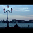 
Venise. De l’aube au coucher du soleil, de l’atelier aux quais, de sa peinture au Gianduiotto…instants de simplicité et de poésie partagés avec l’artiste peintre Riccardo LICATA.
Riflessi (“Reflets”), premier film du réalisateur Lazlo LICATA, est coloré par la musique de Giovanni LICATA, interprétée par des musiciens italiens de Jazz de renom, tels que Stefano DiBATTISTA, [...]