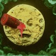 

&laquo;&nbsp;Les savants du Club des astronomes présidé par le professeur Barbenfouillis s’embarquent pour la Lune dans un obus spatial propulsé par un canon géant. Faits prisonniers par les Sélénites, ils sont emmenés au palais du roi de la Lune. Ils parviennent à se libérer et à rejoindre, non sans mal, leur obus. De retour sur [...]