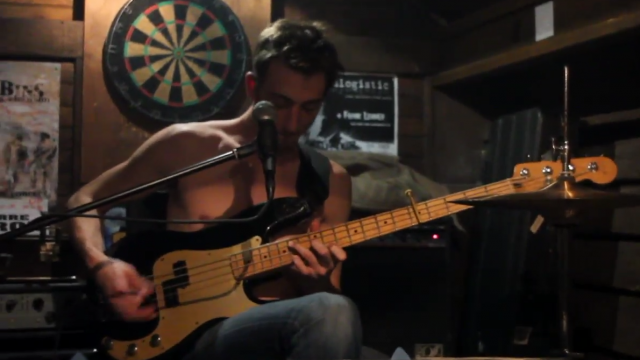 
Laurent c’est le bassiste de Headcases et Gatechien.
En 10 ans c’est des centaines de concerts dans le monde entier, des couvertures de magazines, une dizaine d’albums et une vraie reconnaissance dans ce fameux monde parallèle de l’Underground.
Laurent est intermittent et il fait une tournée pour se faire quelques cachets avec son projet solo, La Parade. [...]