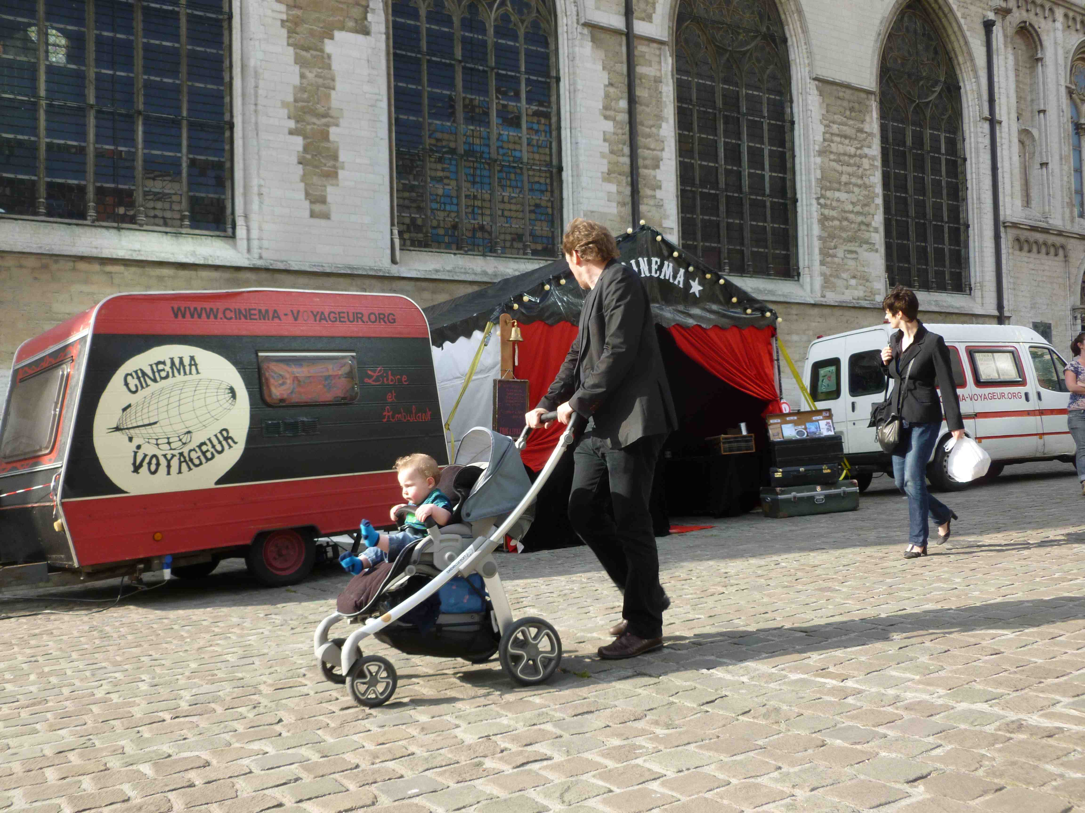 
Ca y est la première date de la tournée 2012 a été inaugurée à Bruxelles, dans le quartier des Marolles!
Royalement accueilli par nos amis belges, nous avons pris place au pied de l’église après avoir mangé un petit cornet de frites (ben oui, les clichés ont du bon des fois…)
S’installer tout seul au plein coeur [...]