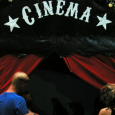 
Article publié sur le site d’Article 11 le 7 mars 2014
Forcément sédentaire, le cinéma ? Condamné à la pesanteur molle des UGC et aux diktats des réseaux de diffusion ? Pas obligatoirement, répondent les aminches du Cinéma Voyageur. Eux ont décidé d’inverser la tendance, d’insuffler un vent de nomadisme dans un univers aux pieds de plomb. Retour [...]