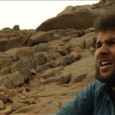 C’est le voyage de Karim qui n’était pas rentré chez lui depuis 10 ans.
Un retour en forme d’aller, pas simple.
L’Algérie.
Avant qu’il oublie, retrouver les raisons de son départ,
le grand exode, la maison qui brûle.
Mais les mots se sont fait aspirer dans un temps incertain,
celui du mouvement qui permet de s’ancrer.
Quelque part

Réalisation Tarek Sami, Lucie Dèche, [...]