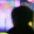 C’est à travers un conte documentaire que l’auteure explore comment les notions de mouvements, de vitesse et d’énergie peuvent s’imbriquer les unes aux autres. Tout en rendant hommage à son père et son grand père, elle rencontrera de nombreux personnages telle une « Alice aux pays des merveilles » contemporaine. Ecologie et poésie s’emmêlent et nous laissent [...]