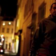 Il fait nuit. Deux hommes travaillent dans les rues d’un centre-ville. Leurs gestes se répètent à l’infini. Quand on prend la peine de les regarder, on y voit de la vie, des mains, des pieds qui volent, des hommes en mouvement.
Réalisation Claire Juge – Université Aix-Marseille Secteur Cinéma –14 min – 2014

