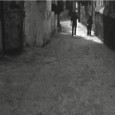 Une rencontre avec trois jeunes réalisateurs palestiniens, réfugiés du camp de Deisheh, autour de leur pratique du cinéma. La rencontre se fait via la machine d’enregistrement, une caméra Super 8 Nizo. Leur discussion sur le fait de réaliser des films en tant que réfugiés palestiniens, sur ce que c’est que de faire des films en [...]