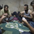 Les combats font rage dans les rues de Murek, une petite ville de Syrie. Les insurgés Ahmad, Abu Moraï et Mohammed  continuent de vivre malgré les bombardements.
Le film propose d’explorer leur quotidien, à l’arrière, dans l’attente, comme sur le front au plus près des combats.
Écouter leur parole, entre l’intensité du moment présent, l’obscurité de l’avenir, [...]