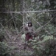 Au Sarawak, l’un des deux états malais de l’île de Bornéo, « ceux de l’amont des rivières » sont les premiers touchés par la déforestation massive des forêts. Les Penan, naguère nomades, sont aujourd’hui dans le cœur du tourbillon: comment continuer à vivre quand tout s’effrite autour de soi, quand le paysage qui donne sens [...]