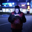 Tel un ermite des temps modernes, un homme s’installe sur le rond-point
d’une zone commerciale, « là où il y a le plus d’humains et le moins
d’humanité ».
Comme Don Quichotte il se bat contre des moulins, et comme Saint Antoine
il va parfois être envahi par le doute.
Une épopée mystique dans le monde de Speedy et Leclerc.

Réalisation [...]
