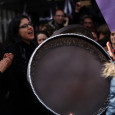 « Si l’un de tes yeux pleure, l’autre ne peut rire ». A Istanbul, Burcu, Sinem et Ergül vivent avec cet oeil qui pleure pendant que le Kurdistan de Turquie s’embrase. Femmes kurdes, mères, féministes, elles racontent leurs combats d’aujourd’hui aux années de dictature militaire après 1980, contre le nationalisme, la guerre, le patriarcat.
Noémi Aubry [...]
