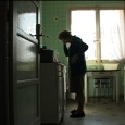 Un espace restreint, clos, habité par trois personnes âgées et le réalisateur. Eclats d’une rencontre, comme une tentative de définir à nouveau quelques liens éparses d’une transmission en ré-animation. Parcimonie de l’échange. Le passé comme vécu, là où ils ne font plus toujours corps. Les souvenirs sont à la surface des images, dans la profondeur [...]