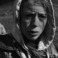 Dans les campagnes dépeuplées, trois enfants transportent un cadavre entouré d’une bâche sale. Eux aussi sont sales, déguisés, et la morve coule de leurs nez…
…On ne sait pas d’où ils viennent ni où ils vont. Entre rite initiatique, procession mortuaire et jeux d’enfants, ils cheminent dans la boue. Les éléments et les corbeaux ne pourront [...]