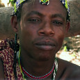 En plein cœur de la brousse, un carnet à la main, j’apprends l’anthropologie auprès d’un groupe de chasseurs-cueilleurs tanzaniens : les Hadzabe.
Mais le jour où ils me demandent de leur acheter une moto, le doute s’installe. Quelle est ma place dans ce groupe, mon impact… et ma réponse ?
Marion Longo – Dock films – 50min – 2017

