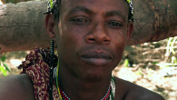 En plein cœur de la brousse, un carnet à la main, j’apprends l’anthropologie auprès d’un groupe de chasseurs-cueilleurs tanzaniens : les Hadzabe.
Mais le jour où ils me demandent de leur acheter une moto, le doute s’installe. Quelle est ma place dans ce groupe, mon impact… et ma réponse ?
Marion Longo – Dock films – 50min – 2017

