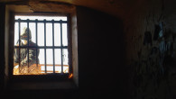 Il reste les murs et les souvenirs, tout le reste a changé.
Pendant longtemps, Annette et Louis se sont aimés malgré la prison qui les séparait.
Tour à tour ils racontent ces longues années et tracent librement des sentiers dans ces lieux où, avant, on décidait pour eux.
Clémence Davigo – Alter Ego Production – Les Dérushé.e.s – 66min – [...]