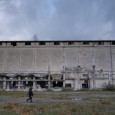 Dans le bassin minier du nord de la France, Audrey mène des enquêtes paranormales chez des particuliers et sur des friches industrielles. Cette passion lui fait percevoir des indices, des signes: quelque chose s’est passé ici, quelque chose qui a commencé sous terre…Tous les jours, au milieu de l’immense hypermarché dans lequel elle travaille, Audrey [...]