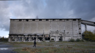 Dans le bassin minier du nord de la France, Audrey mène des enquêtes paranormales chez des particuliers et sur des friches industrielles. Cette passion lui fait percevoir des indices, des signes: quelque chose s’est passé ici, quelque chose qui a commencé sous terre…Tous les jours, au milieu de l’immense hypermarché dans lequel elle travaille, Audrey [...]