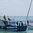 La mer, un voilier, des marin·e·s que l’on ne voit presque pas.
Des activistes, des militantes associatives, des pêcheurs racontent des situations, des convictions et des modes d’action pour dénoncer les politiques migratoires et la fermeture des frontières.
En Tunisie, une lutte se vit et s’organise au jour le jour.
Et nous imaginons que nos marges de manœuvre, [...]
