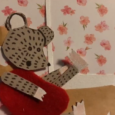 

Une petite souris se réveille un matin, elle a
enfin du poils aux jambes ! Elle est ravie, ce n’est plus un bébé,
comme son petit frère, encore nu comme un ver. Mais à l’école,
elle va se confronter aux moqueries, et dans la rue, à des
publicités qui veulent lui vendre des rasoirs…



 Amandine Petit-Martin / 3’ / [...]
