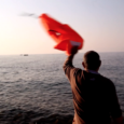 
	L’île
grecque de Lesbos est séparée de la Turquie par un bras de la mer
Egée. Chaque jour, des milliers d’exilés débarquent et marchent
jusqu’au village de Kleio, première étape de leur périple
européen. Cet afflux massif a scindé l’île en deux : d’un côté,
ceux qui rejettent les réfugiés, « ceux d’en face », et de
l’autre, celles et ceux qui ouvrent [...]