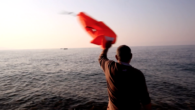 
	L’île
grecque de Lesbos est séparée de la Turquie par un bras de la mer
Egée. Chaque jour, des milliers d’exilés débarquent et marchent
jusqu’au village de Kleio, première étape de leur périple
européen. Cet afflux massif a scindé l’île en deux : d’un côté,
ceux qui rejettent les réfugiés, « ceux d’en face », et de
l’autre, celles et ceux qui ouvrent [...]