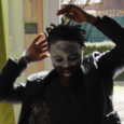 
Hiver 2023. Une comédienne propose aux gens de la rue de Blois de participer au carnaval. La Gagne des Gueux naît en février et sera le fil rouge du film tandis qu’on entre dans l’intimité de 3 personnages et que le hors-champ (les morts de la rue, la répression) s’invite en creux dans les hommages [...]
