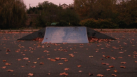 
Personne n’a jamais vu de skateur sur ce skatepark du Loiret. À première vue, ce lieu à l’écart du village est désert. Mais si on y traîne longtemps, on pénètre dans le royaume des adolescents, un empire sans adulte où les relations se font et se défont au rythme des saisons.



Fanny Chaloche et Annabelle Martella [...]