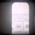 
Gare du Nord. Tout va très vite. Sauf ce train qui est déjà en train de disparaître…Porte d’entrée où se déforment l’espace et le temps, l’horizon des évènements se situe à l’entrée d’un trou noir. Le point de départ du voyage, depuis lequel on peut modifier le passé et envisager le futur autrement… L’instant où [...]