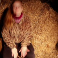 
Peut-on faire le deuil de ceux qu’on aime avant même qu’ils soient partis? Pas sûr, mais on peut en faire un film. À mes parents qui me manquent alors qu’ils vivent encore, et que la Mort ne prendra pas par surprise.



NiveKa / Kino de la mort #4 / 11’ / 2023




