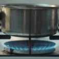 
En attendant que l’eau bouille, Géraldine et Jacqueline, deux feux de gazinière, discutent sur leurs conditions en tant que flammes modernes et leur rapport au gros feu de cheminée qui semble vivre bien plus simplement qu’elles. 



Andreasi Serena / 2min / 2024




