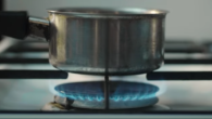 
En attendant que l’eau bouille, Géraldine et Jacqueline, deux feux de gazinière, discutent sur leurs conditions en tant que flammes modernes et leur rapport au gros feu de cheminée qui semble vivre bien plus simplement qu’elles. 



Andreasi Serena / 2min / 2024




