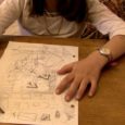Une petite fille raconte à l&rsquo;aide d&rsquo;un schéma comment l&rsquo;espace se repartit dans la cour d&rsquo;école entre les garçons et les filles. On découvre une géopolitique de l&rsquo;espace public à échelle réduite.
Eléonor Gilbert / Eléonor Gilbert et les films-cabanes / 14’ / 2014





