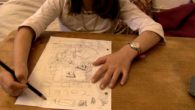 Une petite fille raconte à l&rsquo;aide d&rsquo;un schéma comment l&rsquo;espace se repartit dans la cour d&rsquo;école entre les garçons et les filles. On découvre une géopolitique de l&rsquo;espace public à échelle réduite.
Eléonor Gilbert / Eléonor Gilbert et les films-cabanes / 14’ / 2014





