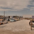 
Road movie dans le désert de Californie, entre villes fantômes, marginaux égarés, vétérans armés et communautés autonomes. Ils racontent l’Amérique, celle qu’ils ont fuie, marquée par un capitalisme culminant mais aussi celle dont la mémoire ancestrale hante les cœurs et résonne dans les grands espaces. 



GIMENEZ – SAURIGNY / von gimenez / 38’ / 2025 [...]