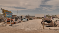 
Road movie dans le désert de Californie, entre villes fantômes, marginaux égarés, vétérans armés et communautés autonomes. Ils racontent l’Amérique, celle qu’ils ont fuie, marquée par un capitalisme culminant mais aussi celle dont la mémoire ancestrale hante les cœurs et résonne dans les grands espaces. 



GIMENEZ – SAURIGNY / von gimenez / 38’ / 2025 [...]