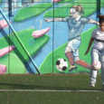 
Initié dans la cadre d&rsquo;ateliers vidéo à destination d&rsquo;un groupe d&rsquo;habitantes de Villetaneuse (93), ce film donne la parole à de jeunes footballeuses et propose un état des lieux du football féminin. Une pratique qui se diffuse et ne s&rsquo;arrêtera plus de progresser, grâce au courage et à la ténacité des nouvelles générations.



Basmala Boudafra et [...]