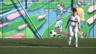 
Initié dans la cadre d&rsquo;ateliers vidéo à destination d&rsquo;un groupe d&rsquo;habitantes de Villetaneuse (93), ce film donne la parole à de jeunes footballeuses et propose un état des lieux du football féminin. Une pratique qui se diffuse et ne s&rsquo;arrêtera plus de progresser, grâce au courage et à la ténacité des nouvelles générations.



Basmala Boudafra et [...]